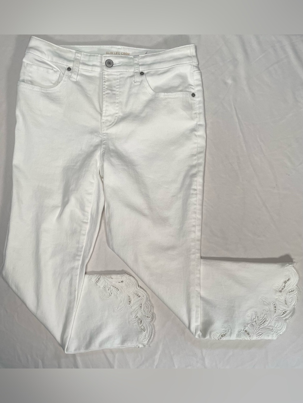 Chicos Slim Leg Crop Embroidered Scalloped Jeans White Women’s Size 2